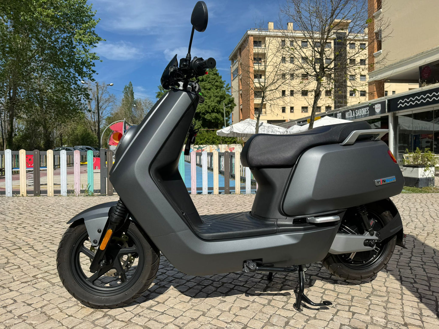 Scooter Elétrica NIU NQi Sport Cinza - Viatura de Serviço