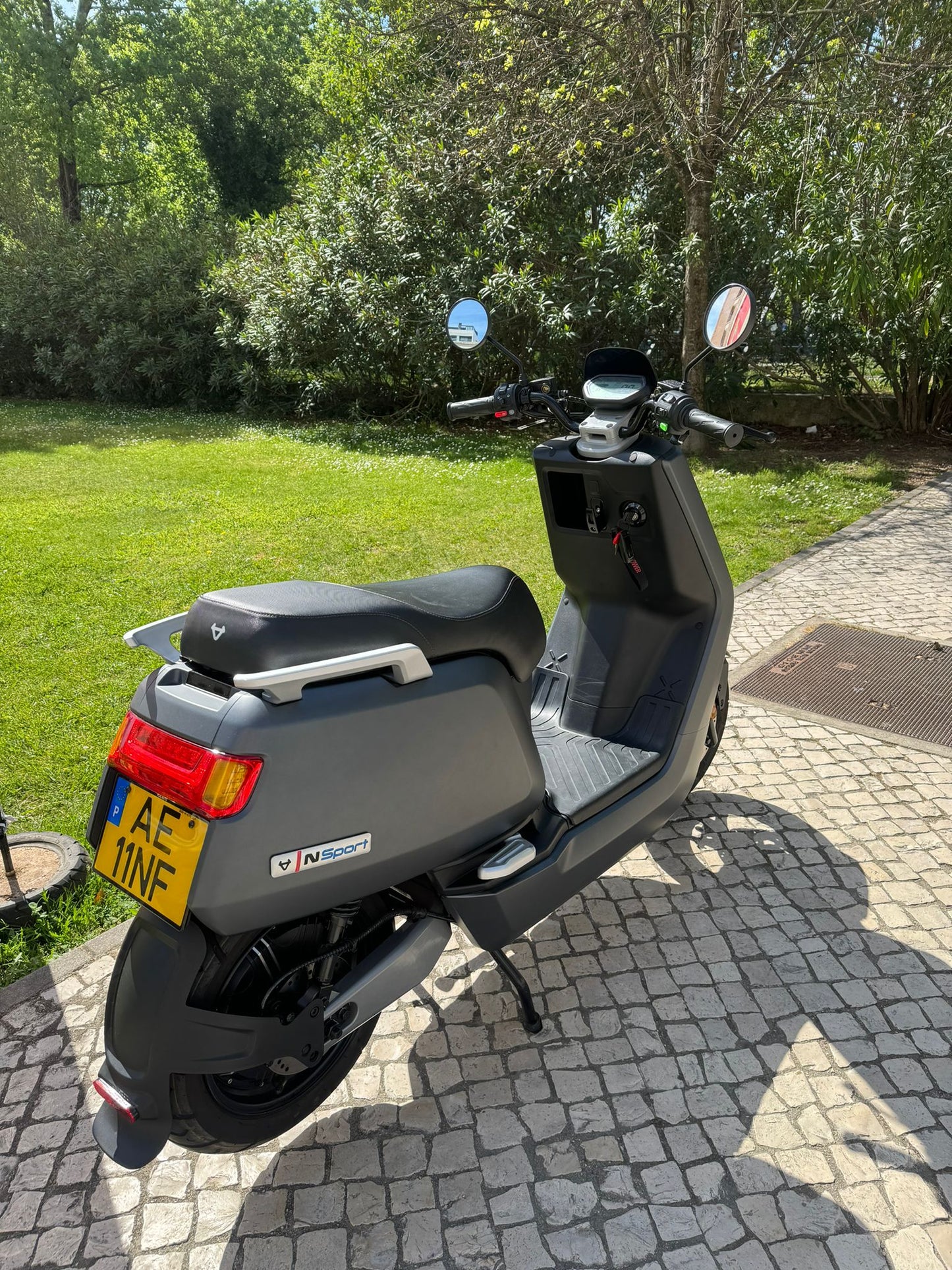 Scooter Elétrica NIU NQi Sport Cinza - Viatura de Serviço