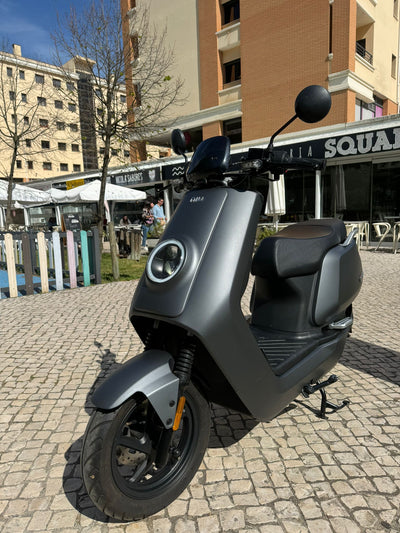 Scooter Elétrica NIU NQi Sport Cinza - Viatura de Serviço